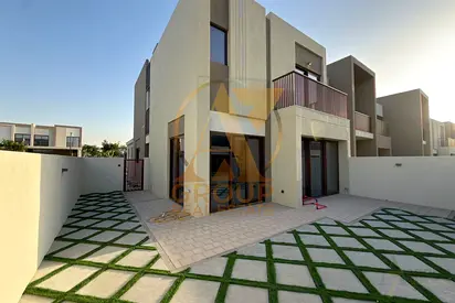 CORNER UNIT VERY CLOSE TO POOL & PARK 4BR+MAID VILLA JUST 180k