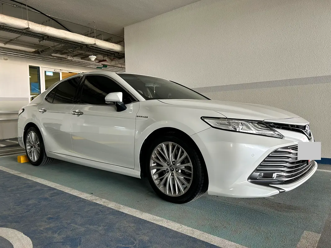 Toyota Camry 2019 — photo 1 of 11