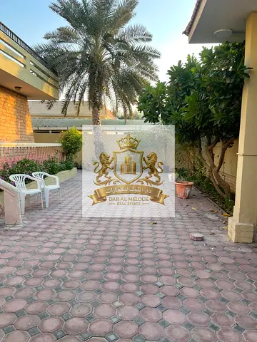 للبيع فى الشارقه فيلا بمنطقة الدرارى مساحه الفيلا 8000 قدم على شارع 18 متر
