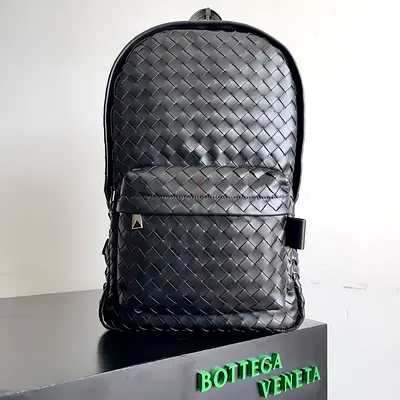 Bottega Veneta Medium Backpack In Black Intrecciato Calfskin