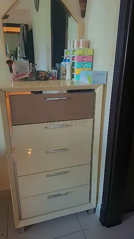 5-drawer bedroom dresser with mirror - good condition