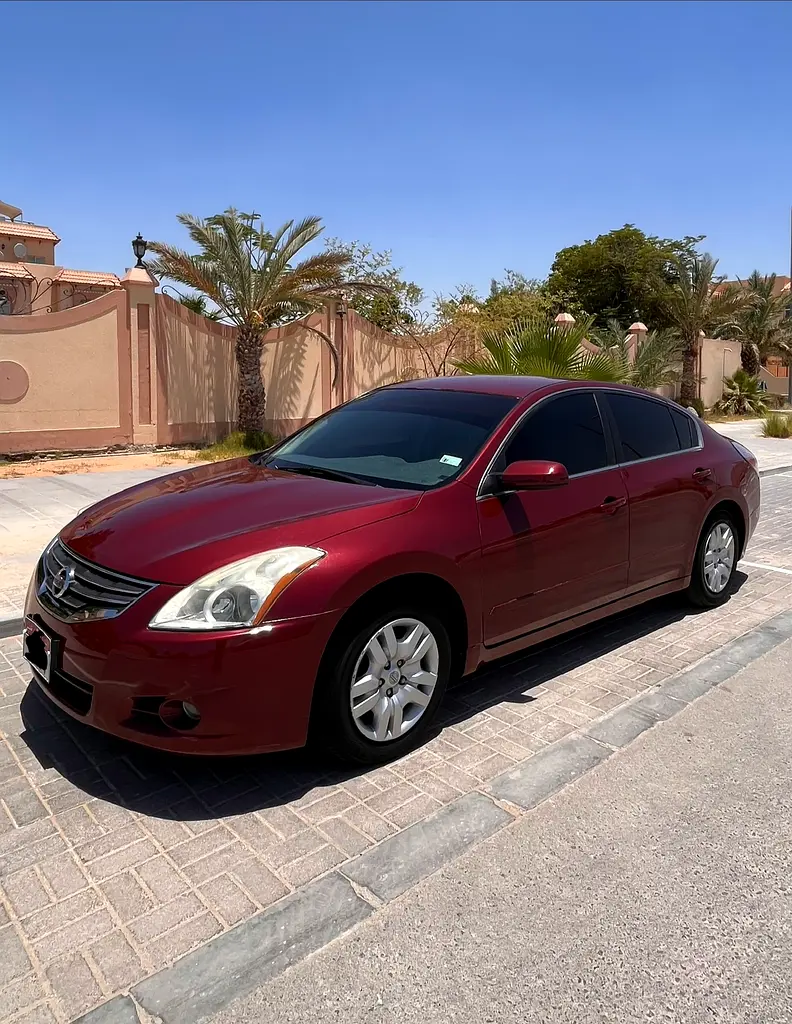 Nissan Altima 2010 — photo 1 of 9