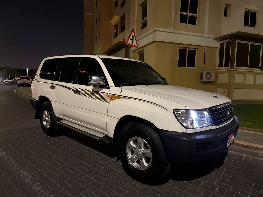 Toyota Land Cruiser 2000 — photo 1 of 3