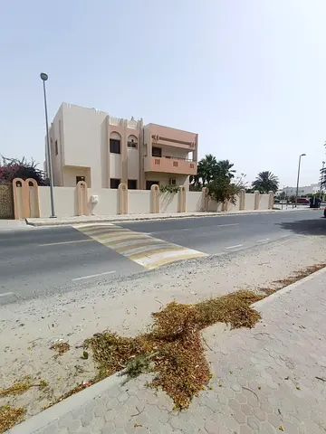 فيلا زاوية فاخرة في ضاحية الحيرة | 8000 قدم² | 6 غرف نوم | مواقف لـ 30 سيارة | موقع مميز على شارع رئيسي