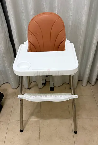Simple highchair with removable tray and footrest - good condition