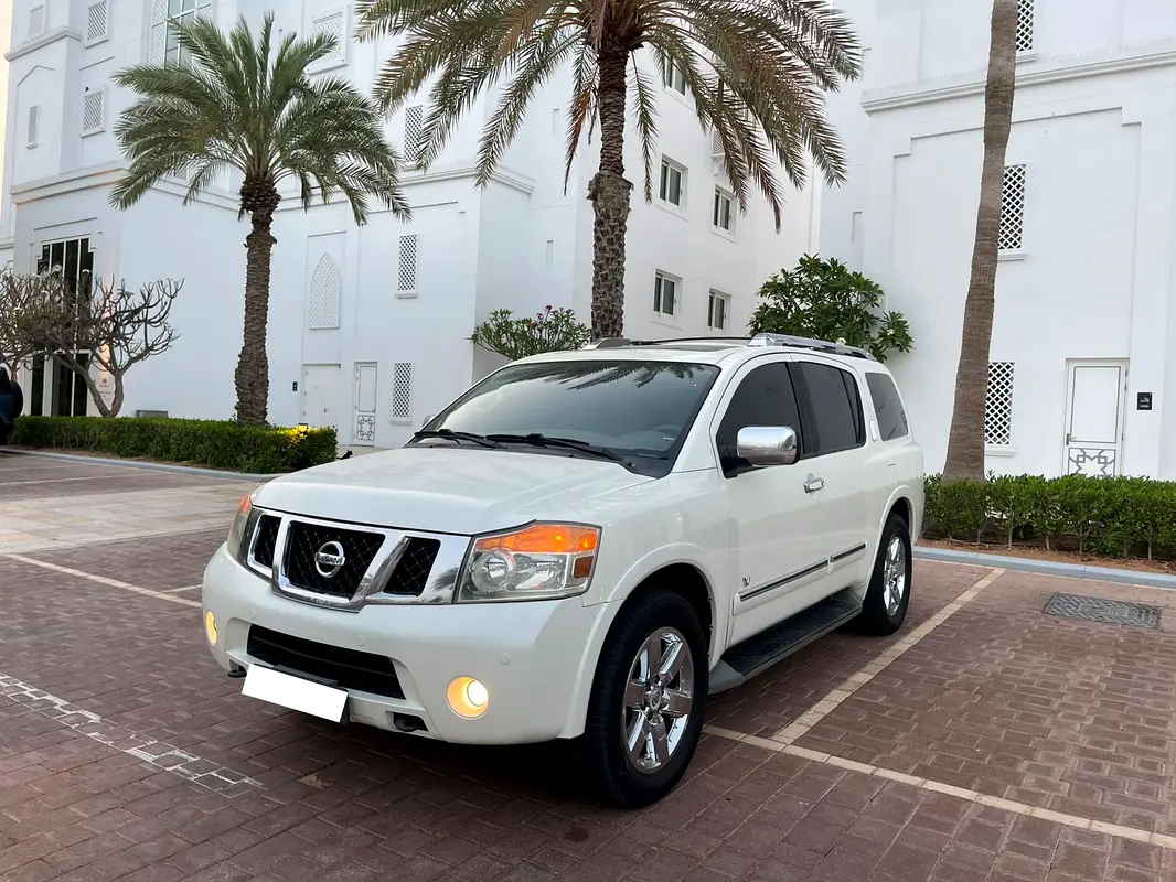 Nissan Armada 2014 — photo 1 of 9