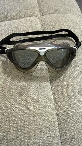 Swimming goggles