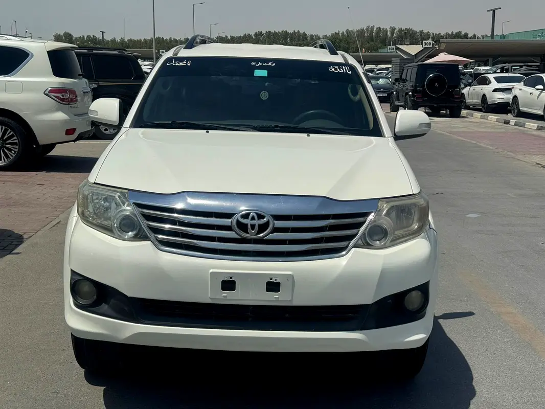 Toyota Fortuner 2013 — photo 1 of 10