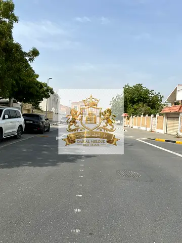 🔥 فرصة ذهبية | أرض سكنية على 3 شوارع في الفلج  قريب الحديقه و الشارع العام و المسجد 🔥
📍 الموقع: الشارقة – الفلج
📐 المساحة: 30,100 قدم مربع
🏗 التصريح: فيلا سكنية (أرضي + طابق أول)