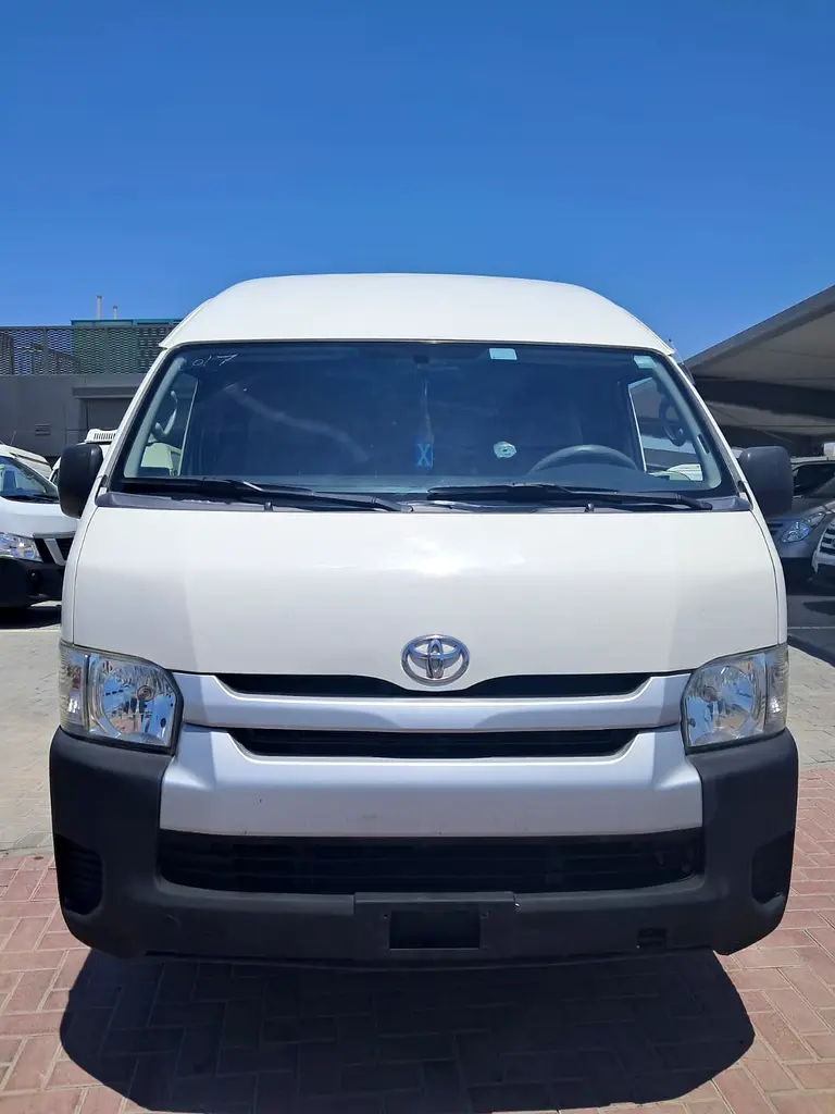 Toyota Hiace 2017 — photo 1 of 9