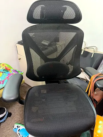 Power Steering office chair with headrest - Flawless condition