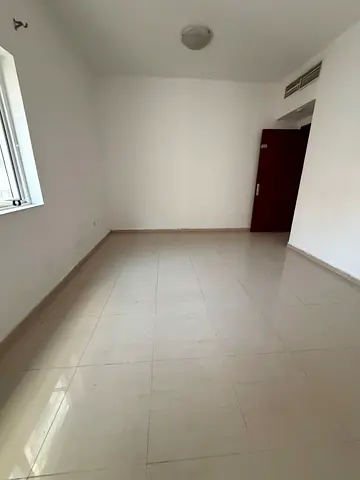 📣 للإيجار السنوي في الشارقة – منطقة الخان 🏡 شقة غرفة وصالة بموقع مميز قريب من أفاميا وجلا ماركت  حمام +  مطبخ واسع  بركن ترابي متوفر  الإي