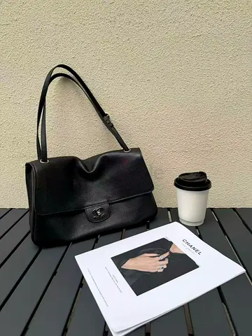 Genuine black Chanel shoulder bag - classic flap style