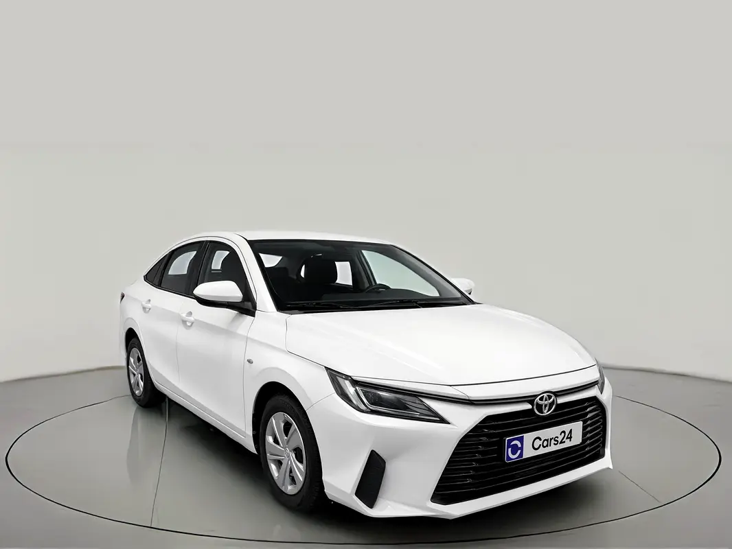 Toyota Yaris 2023 — photo 1 of 13