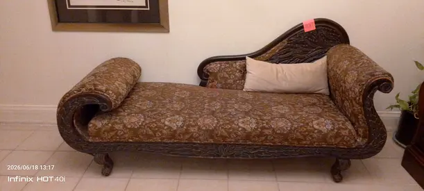 Classic carved wooden chaise lounge / daybed – good condition for sure buyer negotiate the price