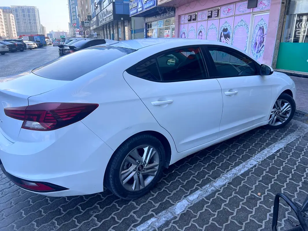 Hyundai Elantra 2020 — photo 1 of 5