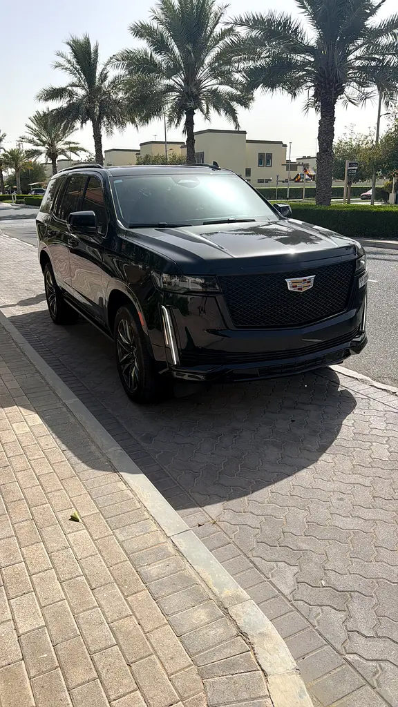 Cadillac Escalade 2022 — photo 1 of 5