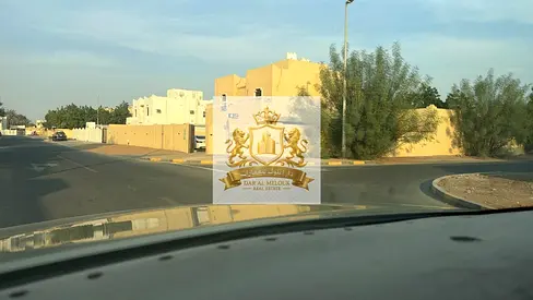 للبيع بالشارقه  منطقه القرائن 1 فيلا طابقين  مساحه 17000 قدم مربع  زاويه شارعين قار