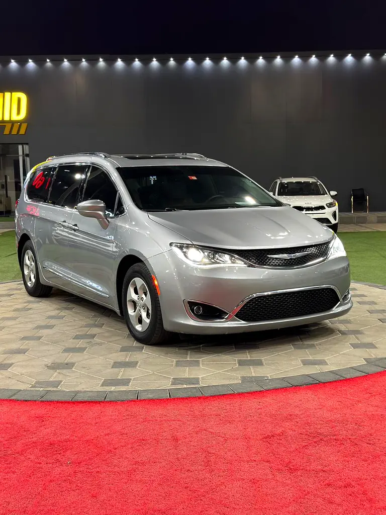 Chrysler Pacifica 2018 — photo 1 of 18