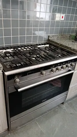 Siemens Gas Cooker with 5 Burners and Large Oven
