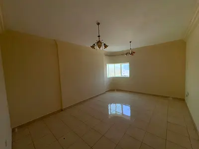 غرفه وصاله مساحه كبيره تقسيمات مريحه مناسبه للعائلات -صيانه علي المالك تكييف مركزي