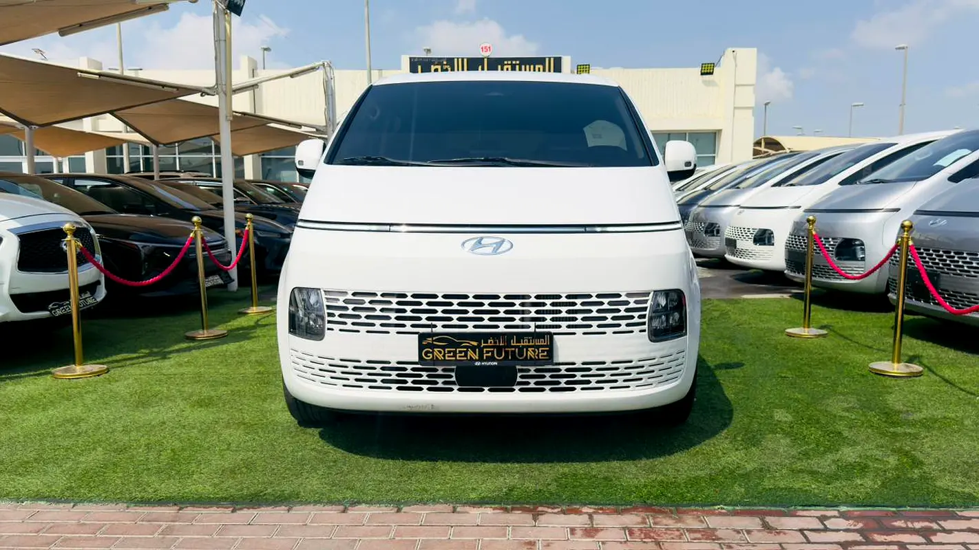 Hyundai Staria 2023 — photo 1 of 12