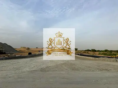 للبيع فى الشارقة منطقة الحوشي قطعة أرض سكن استثماري  مساحة  3607 موقع مميز جدا على شارع 18متر.