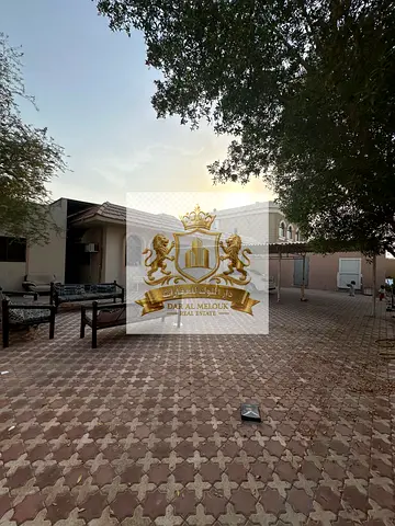 للبيع في الشارقه   منطقه الطرفا   بيت شعبي مساحه ٨٠٠٠ قدم موقع  مميز