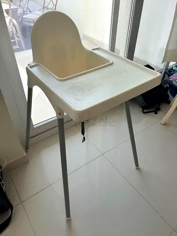 Simple plastic baby high chair — lightweight feeding chair