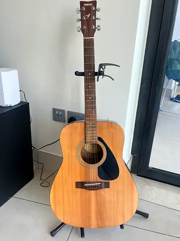 Yamaha F Series 310 Acoustic Guitar with Stand and Capo
