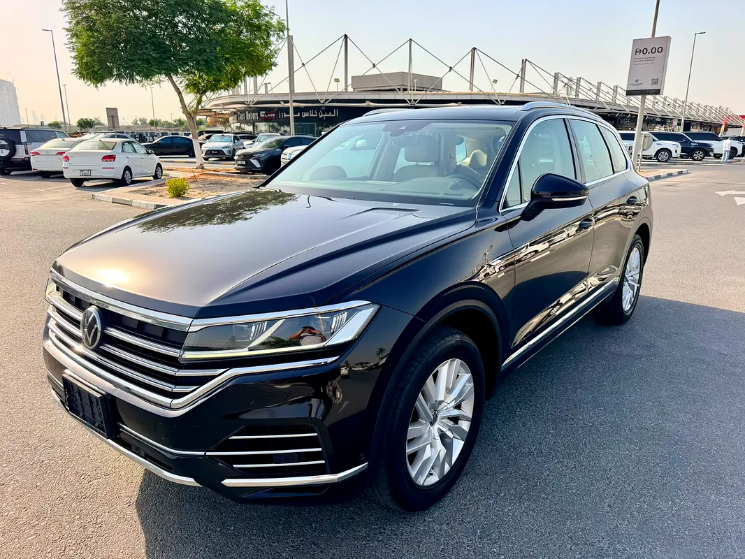 Volkswagen Touareg 2021 — photo 1 of 20