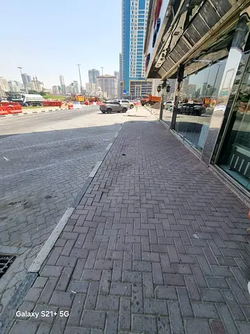 لإيجار في الشارقة – المجاز 2 محل تجاري بموقع مميز على شارع جمال عبد الناصر، مناسب لجميع الأنشطة التجارية. مساحة 650 قدم مربع ميزانين مصعد موقع حيوي وق