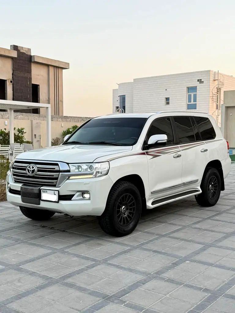 Toyota Land Cruiser 2018 — photo 1 of 11