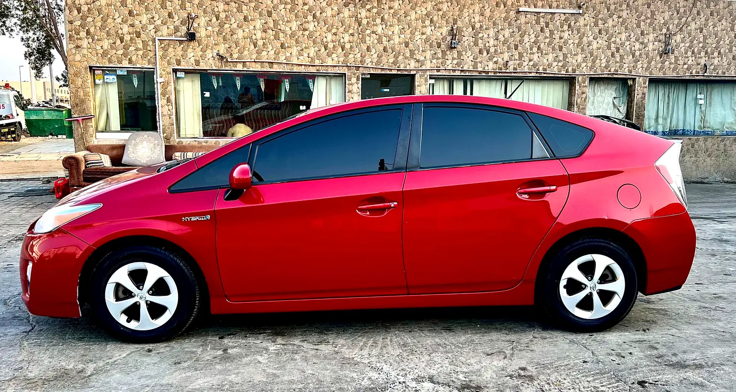 Toyota Prius 2012 — photo 1 of 5
