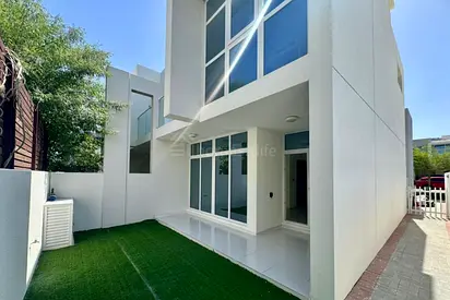 Elegant corner Villa in Vardon | Prime Location