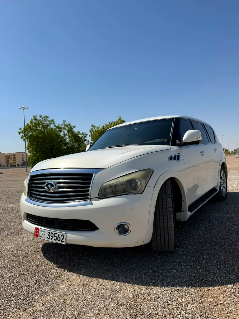 Infiniti QX56 2013 — photo 1 of 13