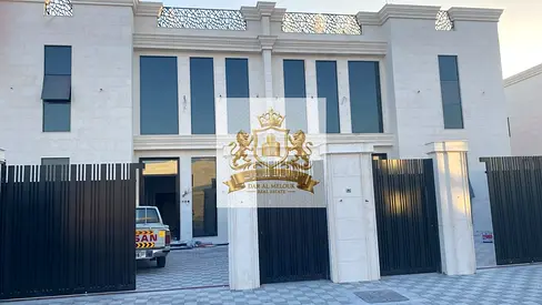 للبيع بالشارقه .. منطقه الحوشي ..  عدد 4 فيلل متلاصقات .. كل فلتين علي ارض واحده بمساحه 10000 قدم للفلتين .. اجمالي مساحه 4 فيلل 20000 قدم