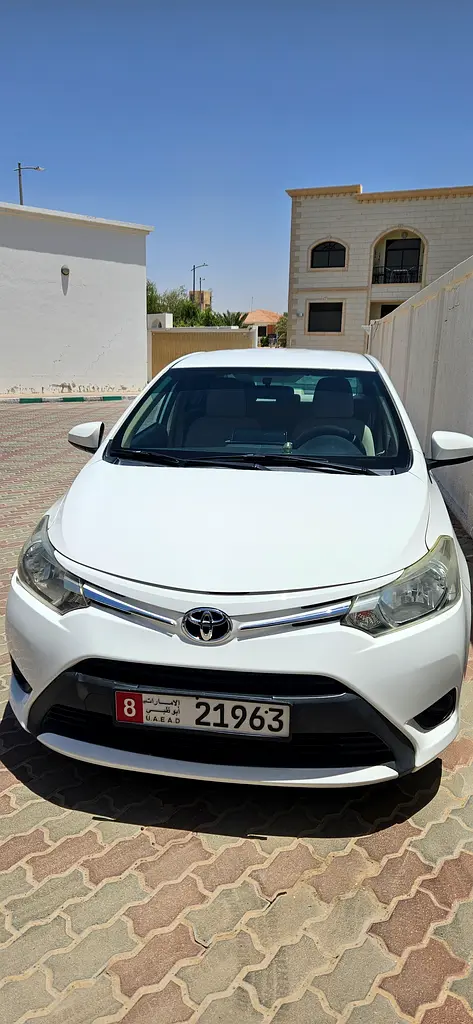 Toyota Yaris 2017 — photo 1 of 3