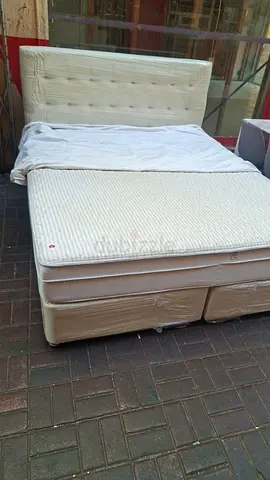 We are selling used bed good condition 180x200 America base for sale with mattresse