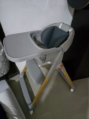 Baybee Modern adjustable baby high chair with removable tray - very good condition