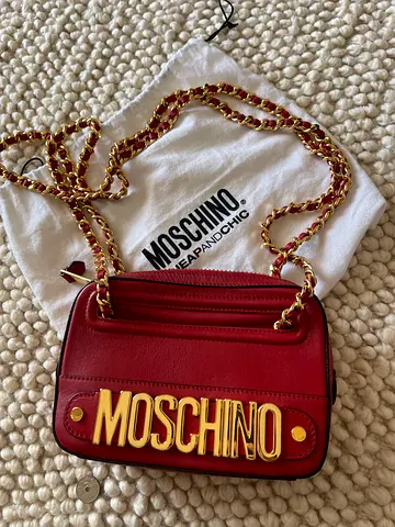 Red Moschino shoulder bag with gold chain and logo