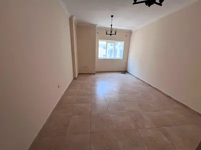 2 bathrooms - Large space - Central air conditioning - Built-in wardrobes - Family building