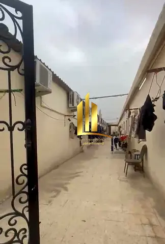 للبيع سكن عمال وحوطه و2 محل في الصجعه الصناعيه الشارقه