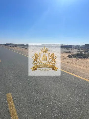 للبيع في الشارقه منطقه الصجعه ارض تجاي صناعي   مساحه 20000 قدم تصريح تجاري صناعي   تملك حر جميع الجنسيلت العربيه