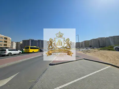 للبيع أرض تجارية بموقع استراتيجي على شارع عام مباشر في منطقة مويلح التجارية، واحدة من أكثر المناطق طلباً واستثماراً في الشارقة.