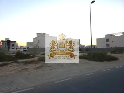للبيع فى الشارقه   6 قطع ارض فى منطقه الحوشى   ارض سكنيه   مساحه القطعه الواحده : 6000 قدم   تصريح : ارضى + 1   على شارع 24 متر