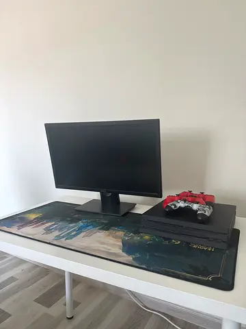 PlayStation 4 pro + dell monitor 160hz + 3 controller + white table 160 cm + mouse/keyboard pad .