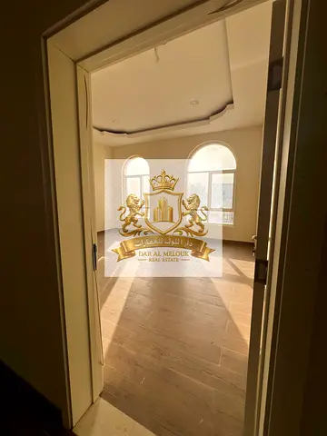 🏡 فيلا حديثة للبيع في الشارقة – العذرة | بسعر لقطــــة  الموقع: الشارقة – منطقة العذرة المساحة: 8,000 قدم مربع