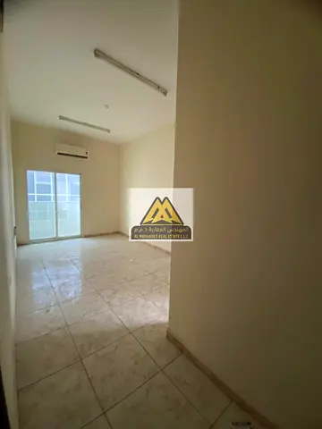 فرصة مميزة للإيجار السنوي في منطقة الروضة 3 بعجمان، شقة بمساحة كبيرة جداً وتشطيبات مميزة، تقع على شارع رئيسي في موقع حيوي قريب من جميع الخدمات