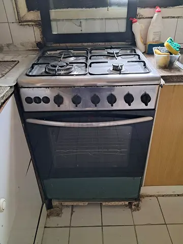 Used freestanding gas cooker with oven - 4 burners